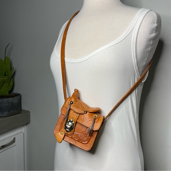 Vintage Handbags - Vintage Saddle Purse